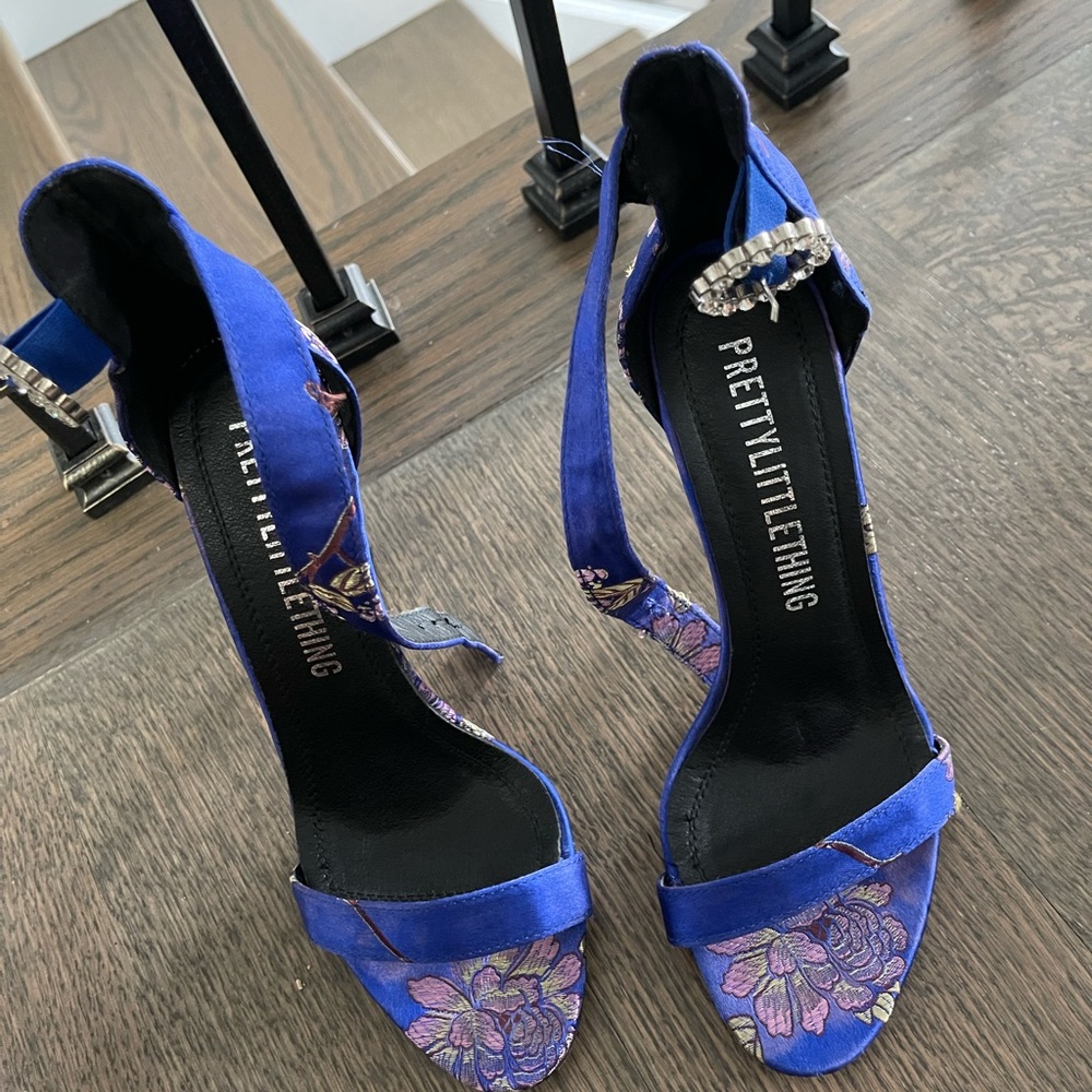 Blue floral sandals (prettylittlething)